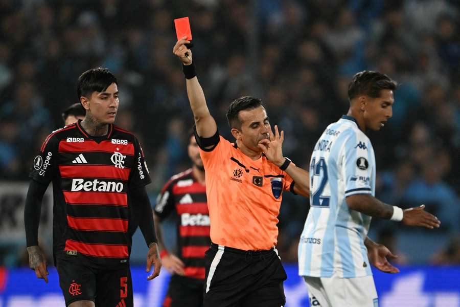 O vermelho quase complicou a classificação do Fla O vermelho quase complicou a classificação do Fla