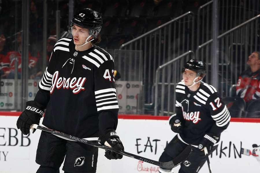 Luke Hughes je zranený.