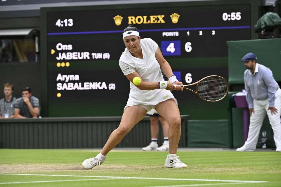 Ons Jabeur in de halve finale in actie tegen Aryna Sabalenka