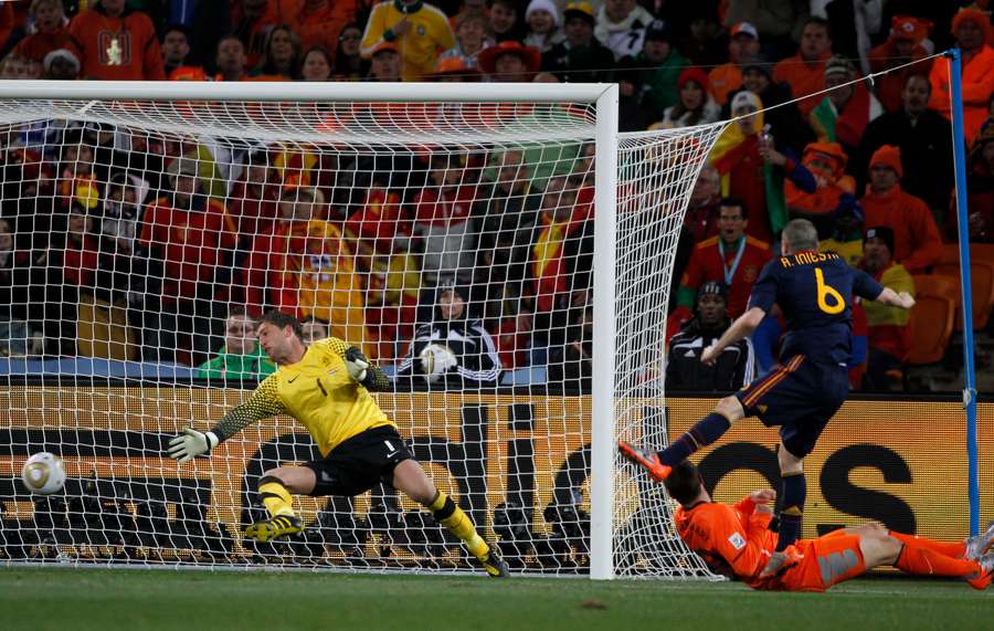 El jugador español Andrés Iniesta, en el centro, marca contra Países Bajos durante la final del Mundial.