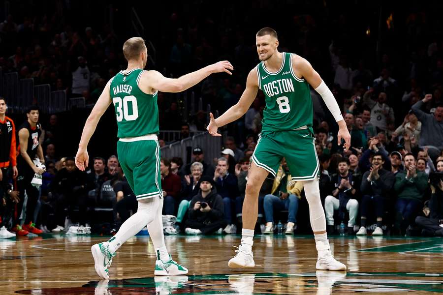 Porzingis félicitant Hauser.