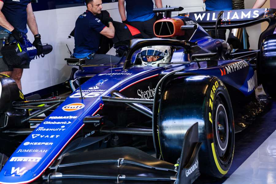 Carlos Sainz, subido en su Williams
