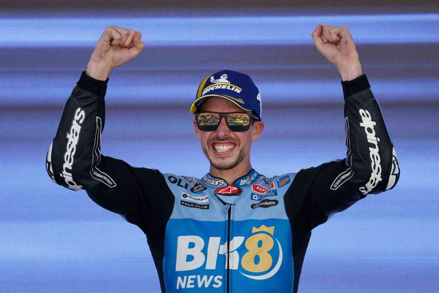 Alex Márquez celebra no pódio após vencer o Grande Prémio de Espanha