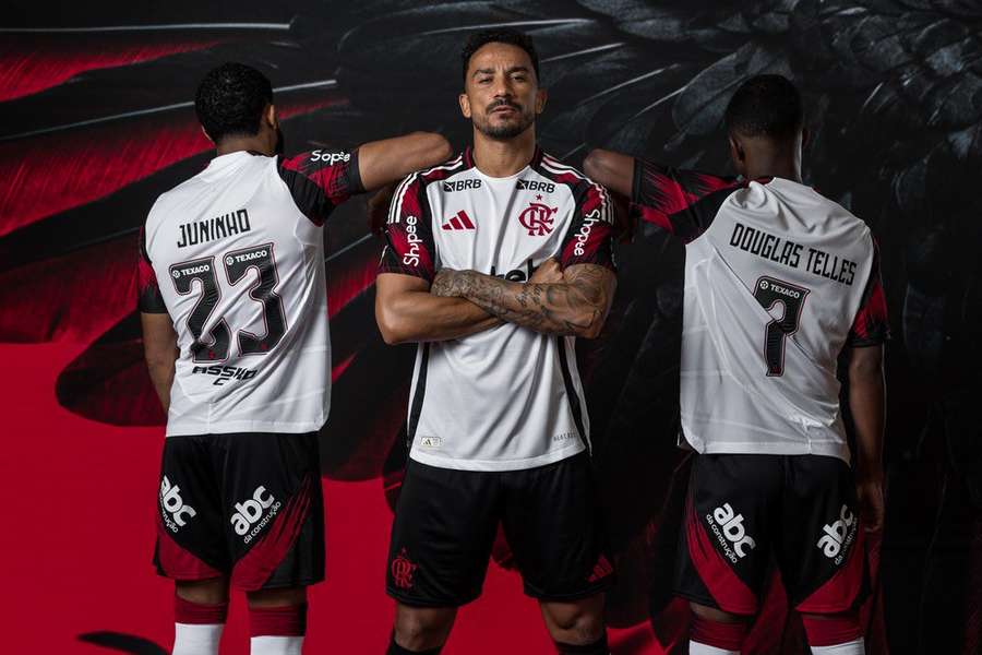 Jogadores do Flamengo apresentam novo uniforme à Nação