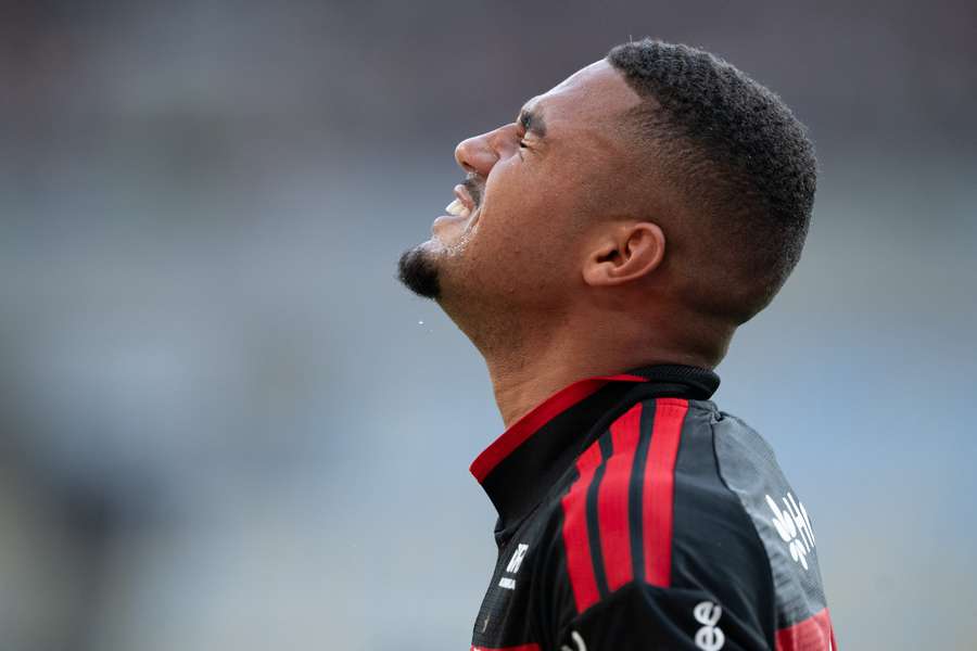 Samuel Lino se irritou no momento da substituição Samuel Lino se irritou no momento da substituição