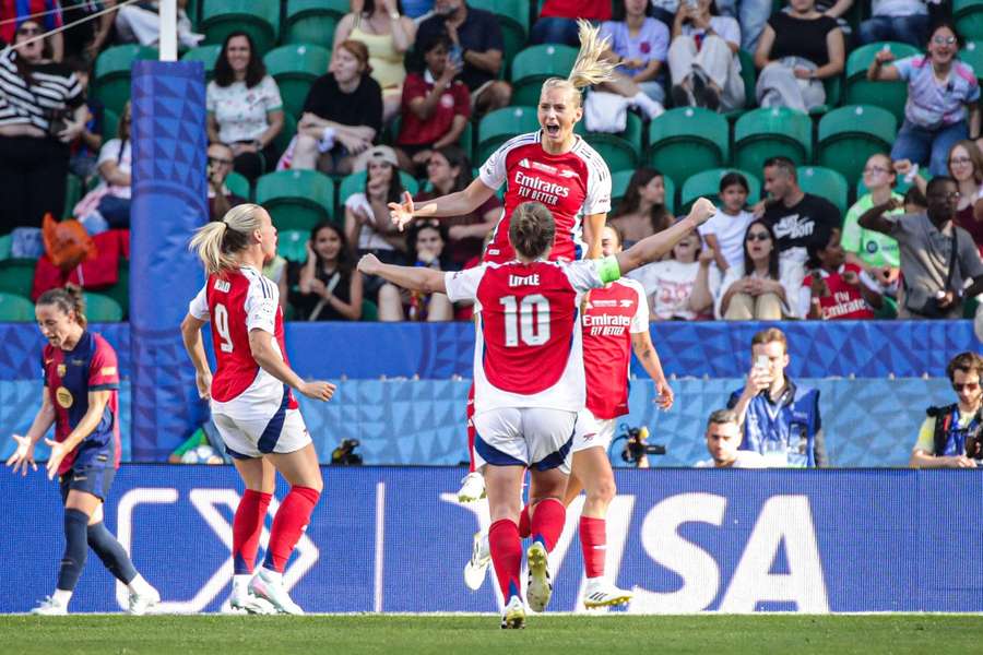 Stina Blackstenius célébrant son but face au FC Barcelone avec Arsenal lors de la finale de la Ligue des champions, le 24 mai 2025.