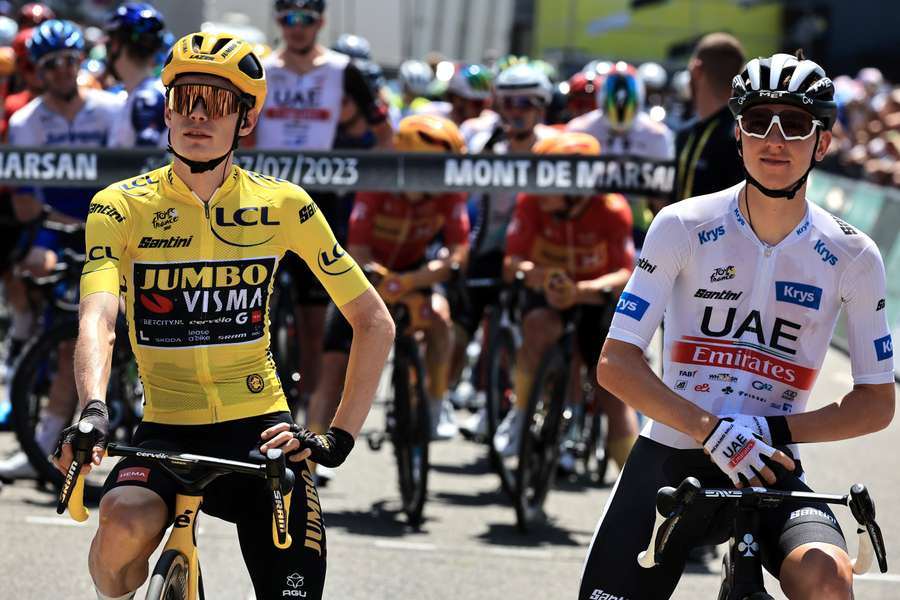 De renners in de Tour de France zijn om 13.15 uur in Mont-de-Marsan op de fiets gestapt voor de zevende etappe