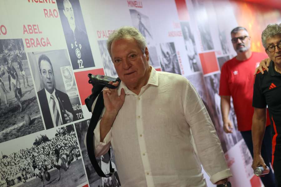 Abel Ferreira durante chegada da delegação do Colorado ao Beira-RIo