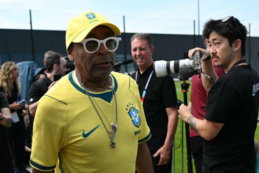 Spike Lee con la maglia del Brasile Spike Lee con la maglia del Brasile