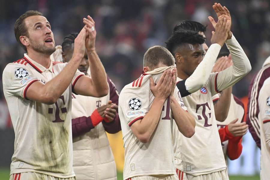 Jogadores do Bayern agradecem apoio da torcida contra o Benfica, pela Champions