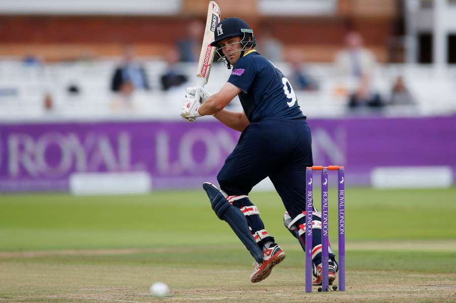 Jonathan Trott in action for Warwickshire back in 2016