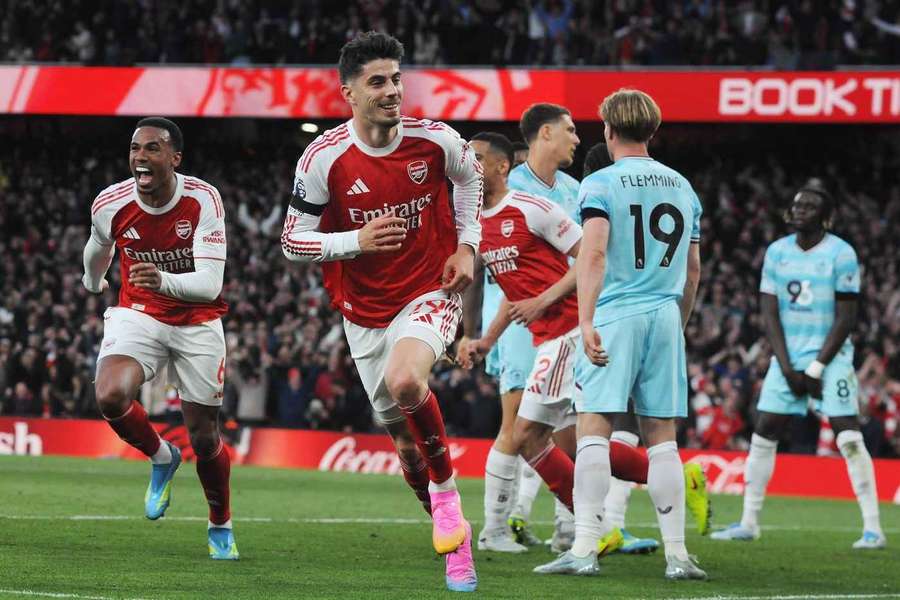 Arsenal, la 90 de minute de titlu în Premier League după victoria la limită cu Burnley Arsenal, la 90 de minute de titlu în Premier League după victoria la limită cu Burnley