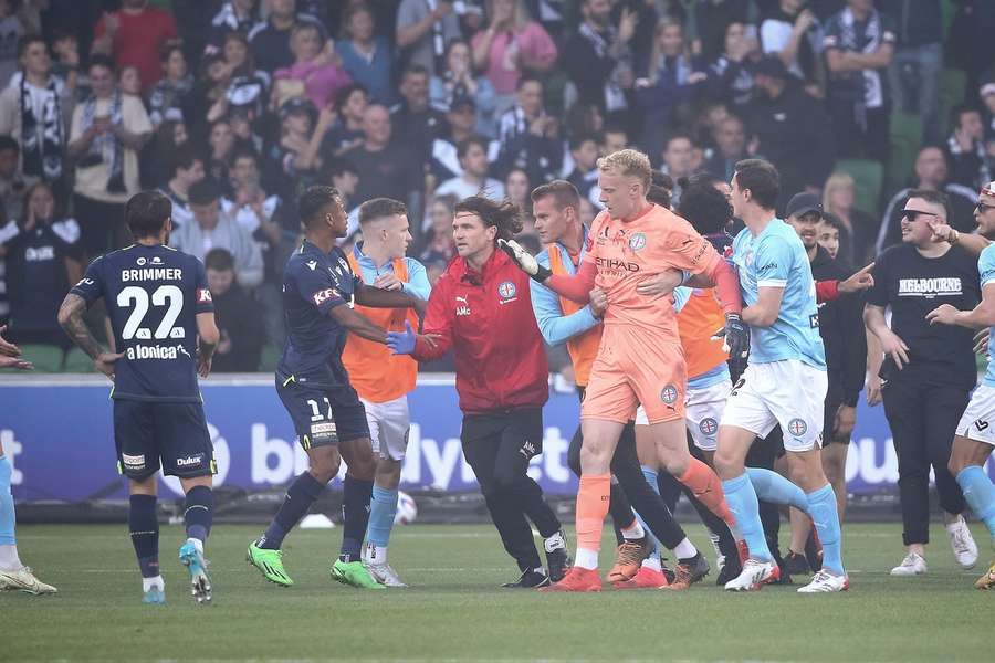 Follia in Australia, invasione tifosi e portiere del Melbourne City ferito in testa