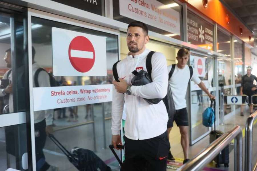 Trener i piłkarze reprezentacji Polski unikali rozmów po przylocie do kraju