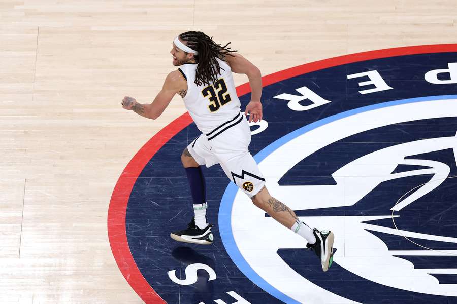 Aaron Gordon celebra su punto