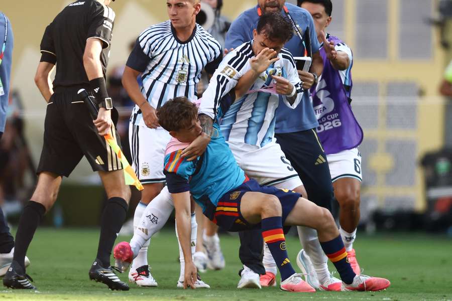 Paredes arrumou confusão após o apito final na decisão da Copa do Mundo