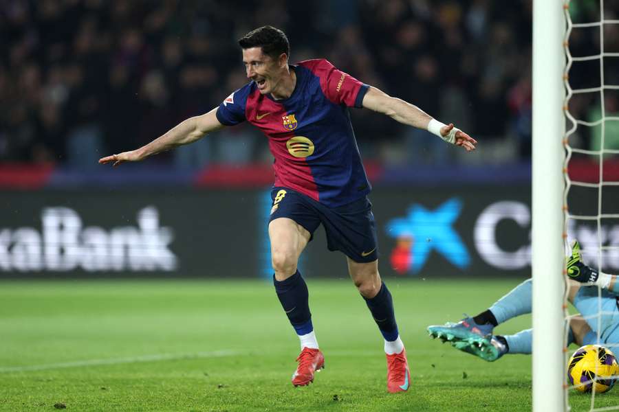 De cabeça, Lewandowski fez o terceiro do Barcelona no estádio Olímpico