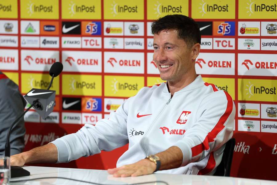 Lewandowski: "Do tej pory zawsze przenosiłem się w Europie. Przy zmianie kontynentu wchodzą w grę inne kwestie" Lewandowski: "Do tej pory zawsze przenosiłem się w Europie. Przy zmianie kontynentu wchodzą w grę inne kwestie"