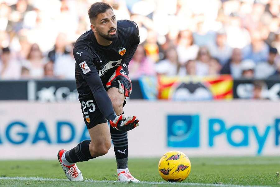 Newcastle face Liverpool competition for Valencia goalkeeper Mamardashvili