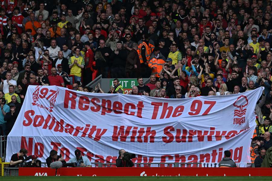 Torcida do Forest presta homenagem às vitimas de Hillsborough em jogo contra o Liverpool