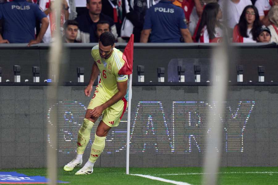 Mikel Merino celebra su primer gol ante Turquía