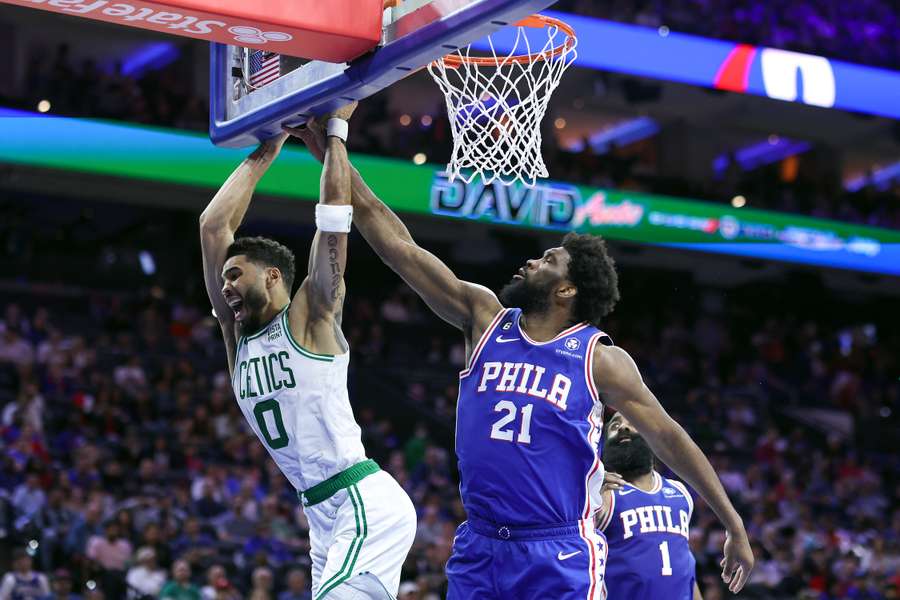 Joel Embiid (r) blokt Jayson Tatum (l)