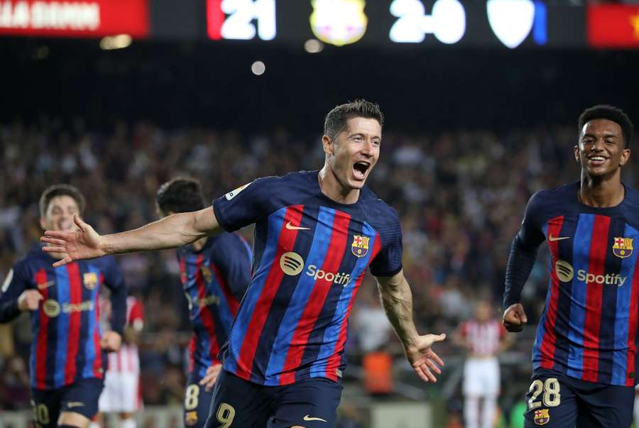 Robert Lewandowski celebra un gol con el FC Barcelona.