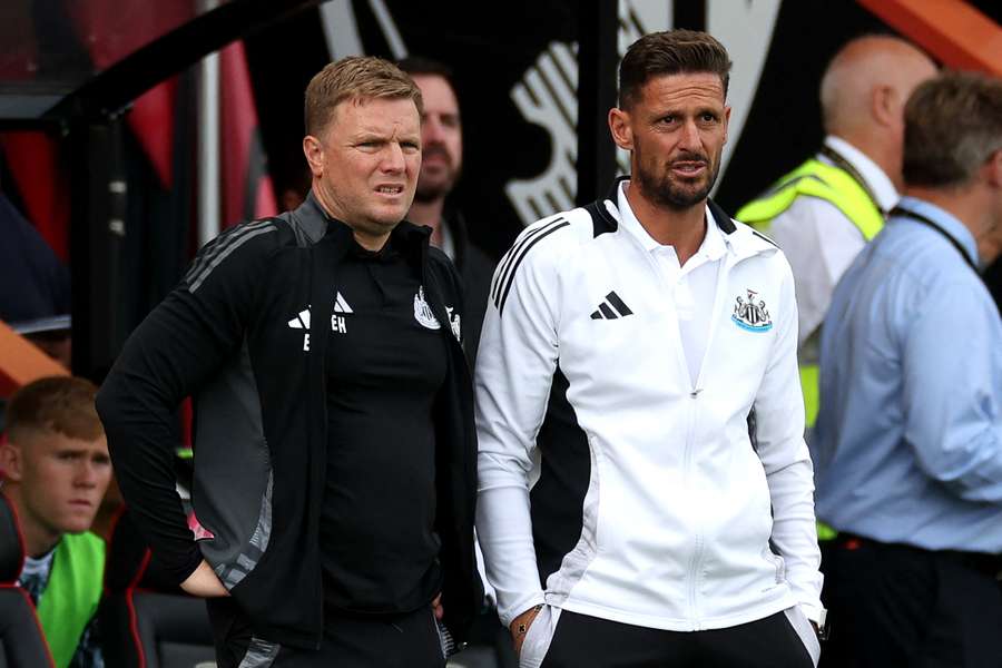 Newcastle United's English head coach Eddie Howe (L) and Newcastle United's assistant coach Jason Tindall 