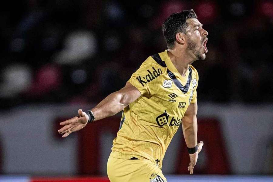 Giuliano fez o gol da vitória do Santos sobre o Botafogo-SP