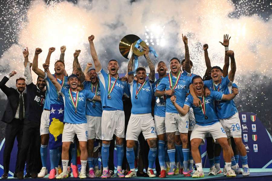 Di Lorenzo solleva la coppa