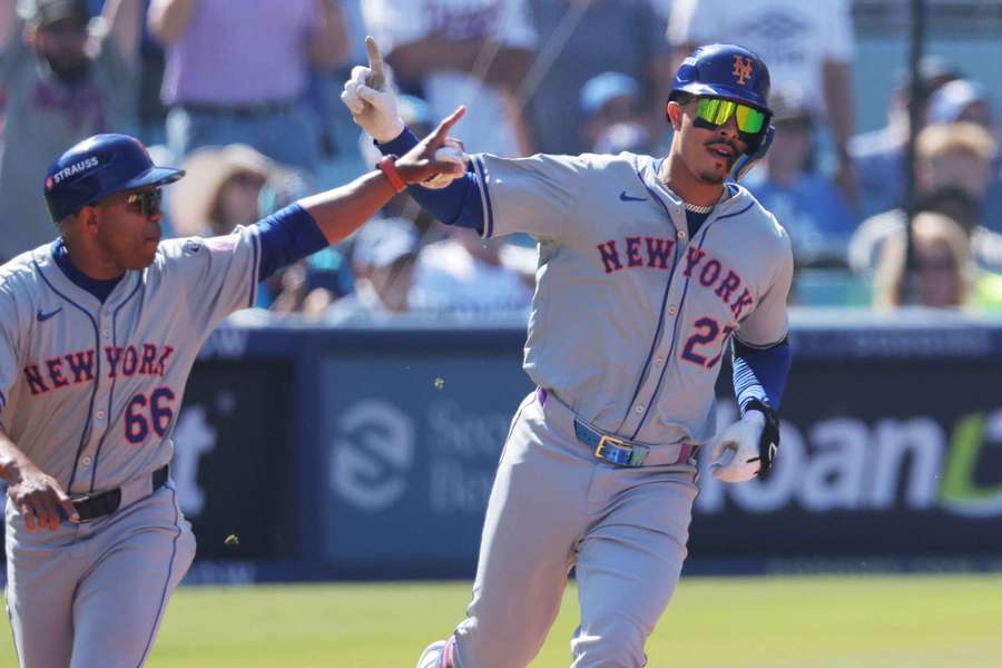 Vientos festeggia un grande slam durante il 2° inning