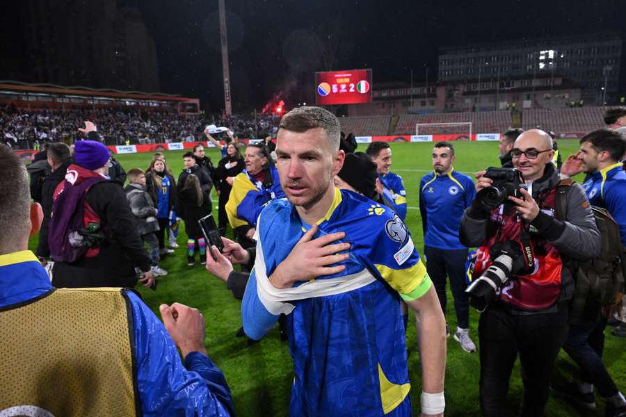 Edin Dzeko reacționează după ce a câștigat meciul de fotbal dintre Bosnia-Herțegovina și Italia din finala de calificare pentru Cupa Mondială FIFA 2026 Edin Dzeko reacționează după ce a câștigat meciul de fotbal dintre Bosnia-Herțegovina și Italia din finala de calificare pentru Cupa Mondială FIFA 2026