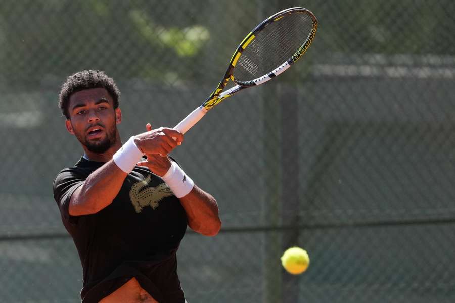 Après l'abandon de Tsitsipas, Fils se hisse en demi-finales et affrontera encore Alcaraz