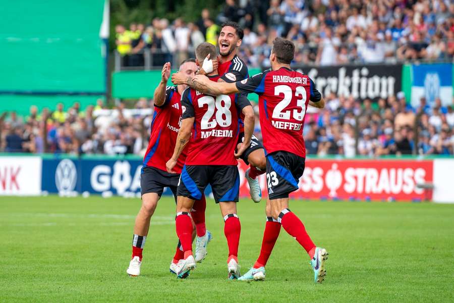 Die Spieler vom Hamburger SV bejubeln den Treffer von Muheim zum 2:0.