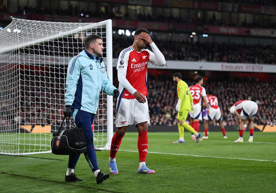 Gabriel Magalhães é substituído após sentir lesão no jogo contra o Fulham Gabriel Magalhães é substituído após sentir lesão no jogo contra o Fulham