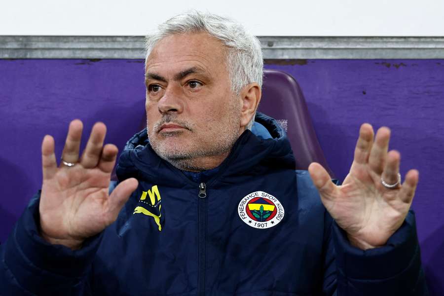 Mourinho gesticulando en la banda