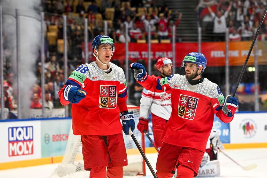 Doppelpacker Martin Necas (l.)