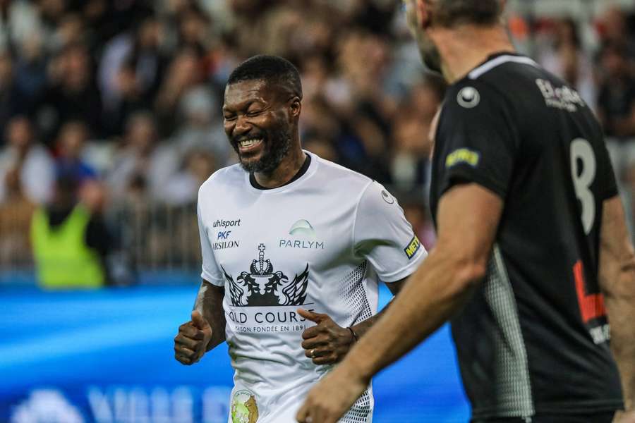 Skúsený futbalista chce splniť svoj kariérny cieľ. Skúsený futbalista chce splniť svoj kariérny cieľ.