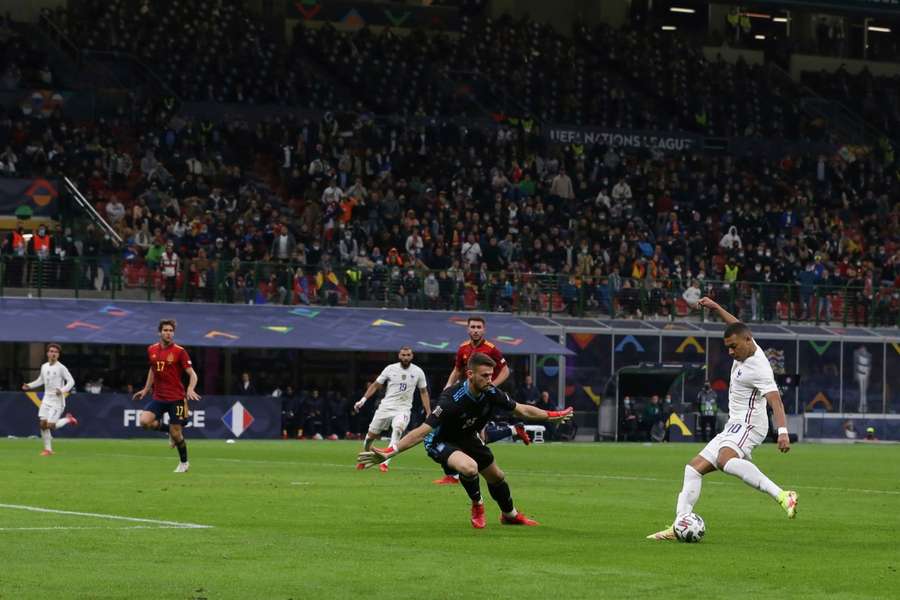 Mbappé przed Unaiem Simónem podczas finału Ligi Narodów 2020-2021 w Mediolanie