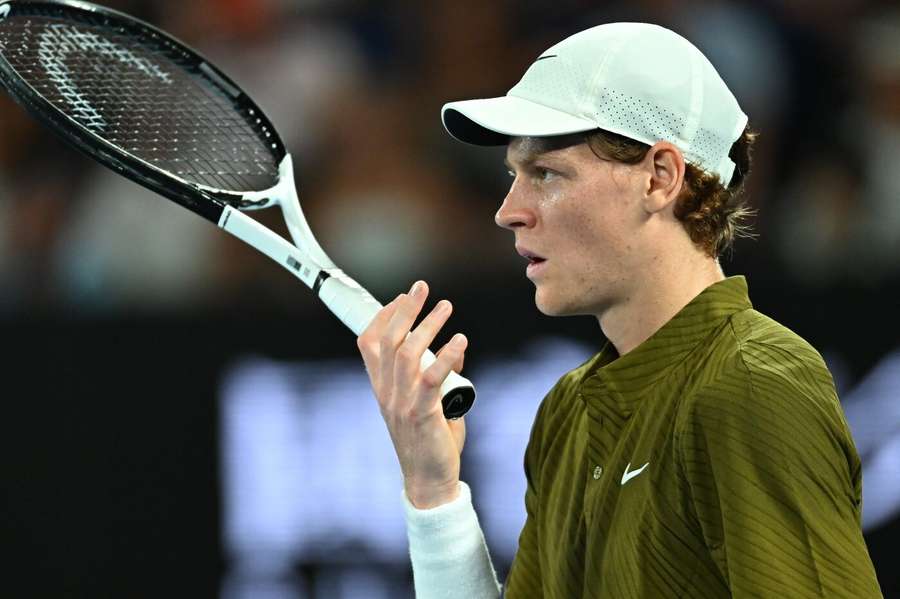 Jannik Sinner prekvapivo nezvládol semifinále s Novakom Djokovičom. Jannik Sinner prekvapivo nezvládol semifinále s Novakom Djokovičom.