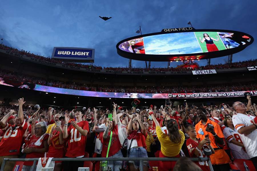 Um sobrevoo antes do jogo Ravens-Chiefs