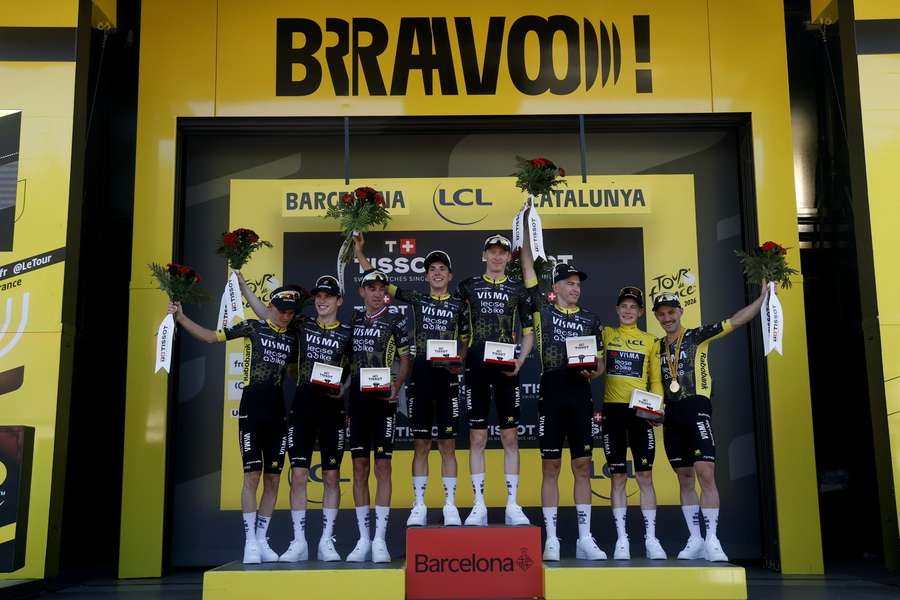 Bruno Armirail (3e en partant de la gauche) sur le podium avec la Visma-Lease a bike Bruno Armirail (3e en partant de la gauche) sur le podium avec la Visma-Lease a bike