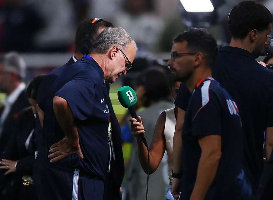 Bielsa sa po vypadnutí posťažoval novinárom. Bielsa sa po vypadnutí posťažoval novinárom.