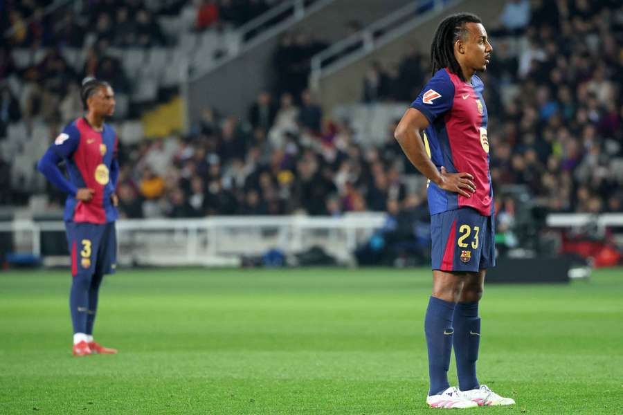 Jules Koundé (à droite), après la rencontre du FC Barcelone contre Osasuna ce jeudi.