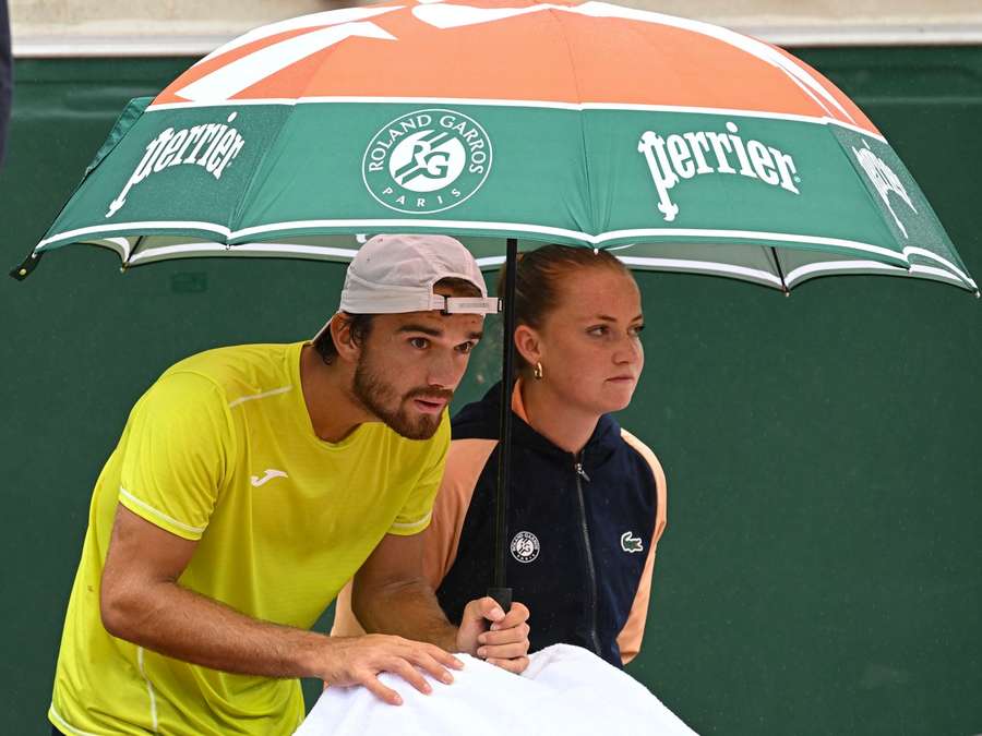 Tomáš Macháč během dešťové pauzy na French Open