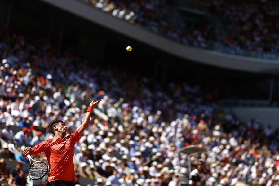Novak Djokovič podáva v nedeľu pred publikom na French Open.