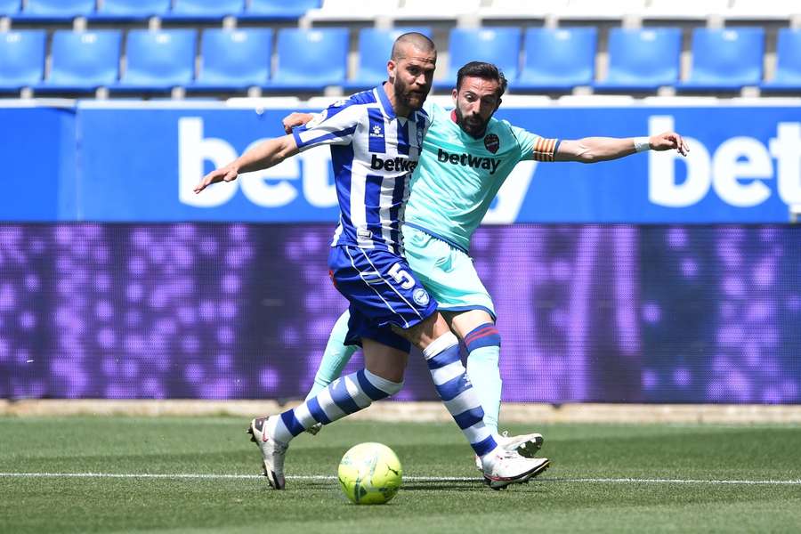 Lance del Alavés-Levante de 2021 entre Morales y Laguardia