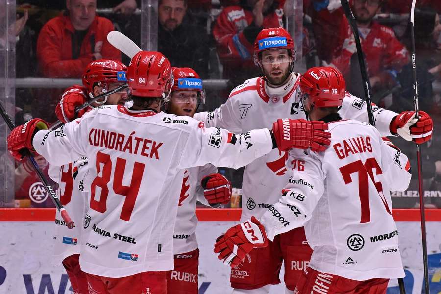 Třinec má po domácí výhře postupový mečbol.