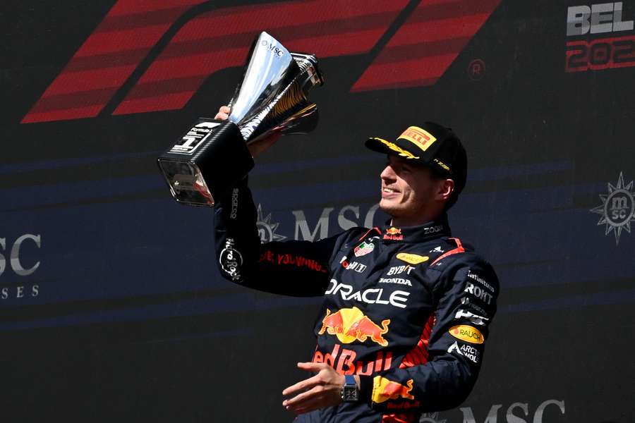 Max Verstappen, de la Red Bull, sărbătorește cu trofeul său pe podium