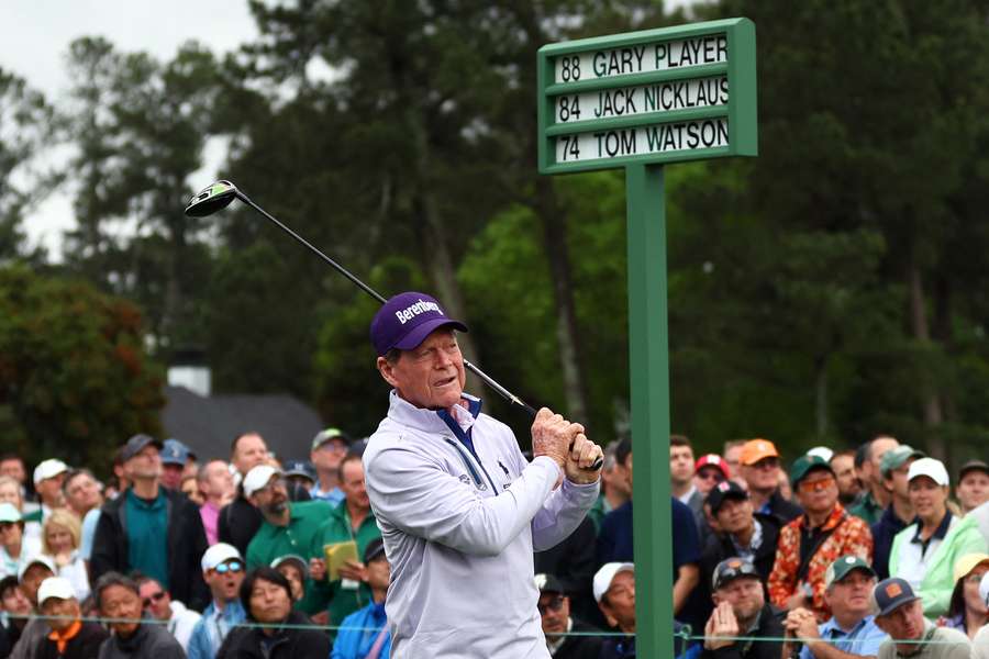 Watson tees off to begin the Masters